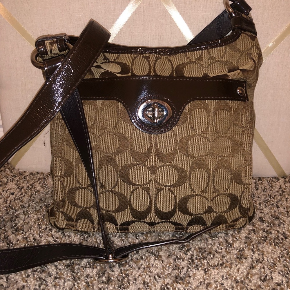 Coach medium brown/tan leather lined shoulder bag